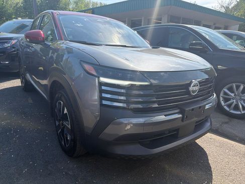 Used 2025 Nissan Kicks SV AWD/4WD image 3