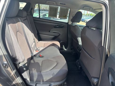 Used 2025 Toyota Highlander LE FWD image 27