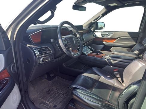 Used 2019 Lincoln Navigator Reserve image 2