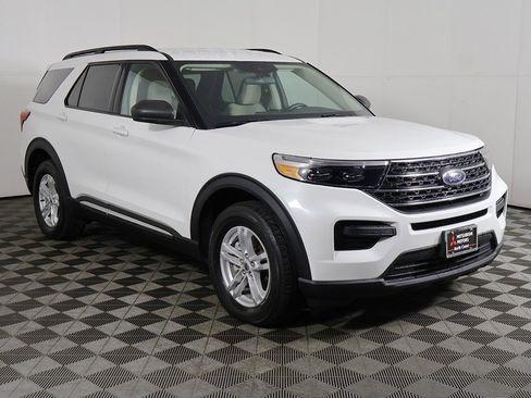 Used 2022 Ford Explorer XLT image 2