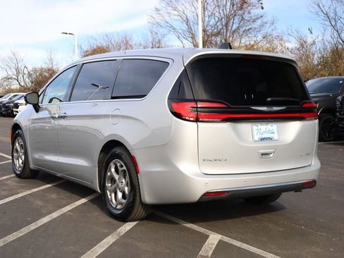 Used 2024 Chrysler Pacifica Limited image 6