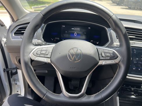 Used 2023 Volkswagen Tiguan SE w/ Panoramic Sunroof Package FWD image 16