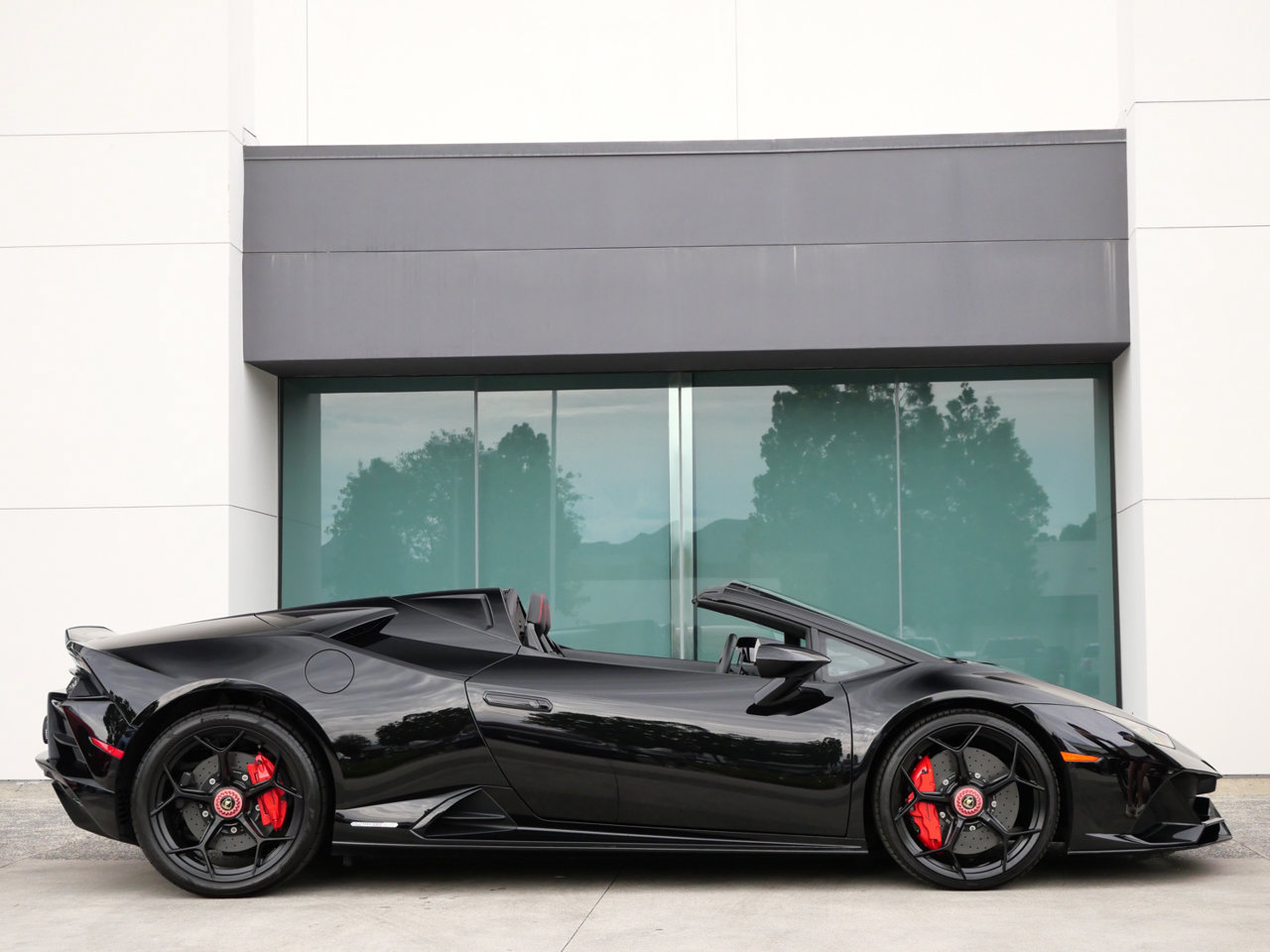 Used 2024 Lamborghini Huracan EVO AWD/4WD image 2