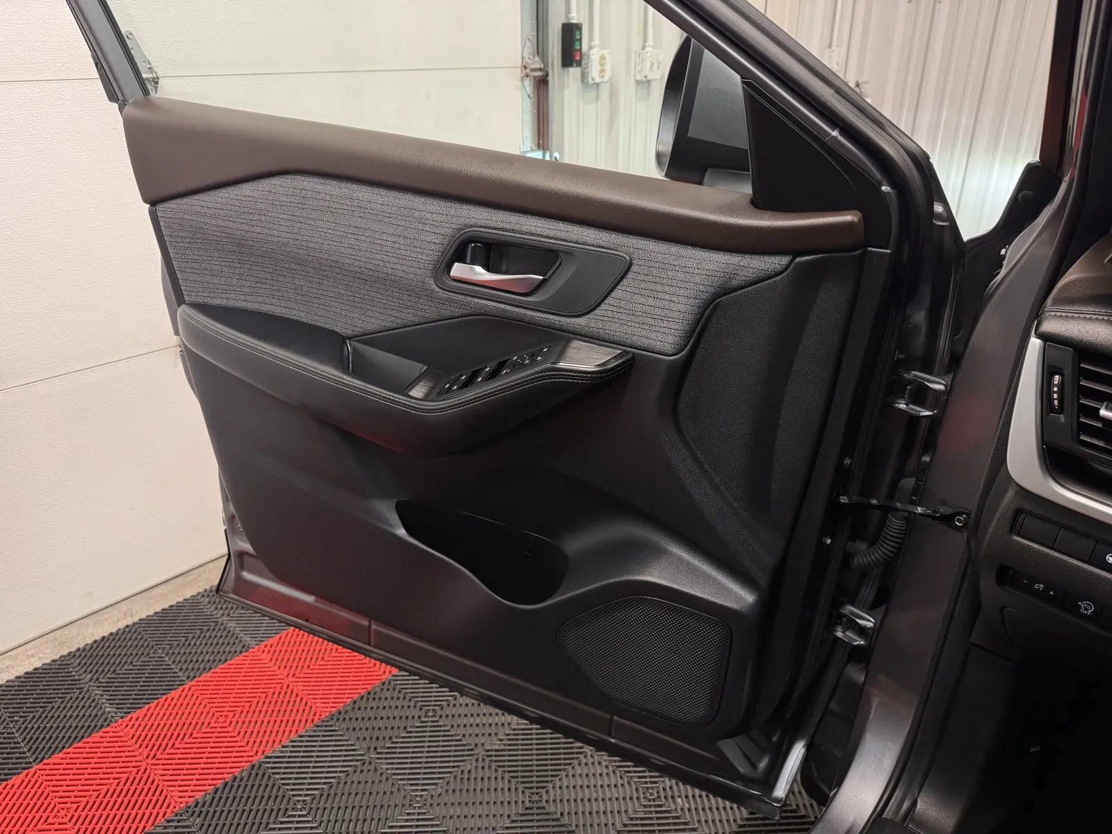 Used 2023 Nissan Rogue SV AWD/4WD image 25