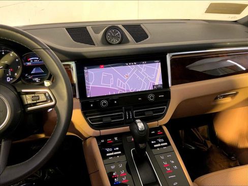Certified 2023 Porsche Macan image 16