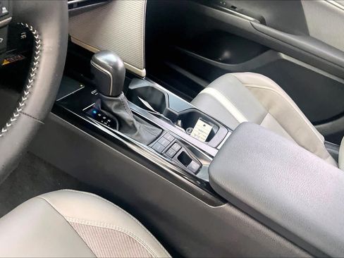 Used 2025 Toyota Camry SE w/ Convenience Package FWD image 16