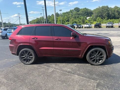 Used 2022 Jeep Grand Cherokee Laredo X AWD/4WD image 2