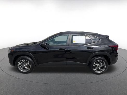 Used 2025 Chevrolet Trax LT FWD image 9