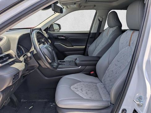 Used 2023 Toyota Highlander Bronze Edition FWD image 16