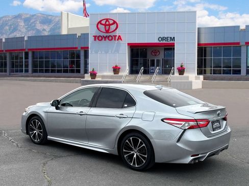 Used 2020 Toyota Camry SE w/ Sunroof Package FWD image 5