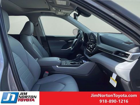 New 2026 Toyota Highlander XLE image 15