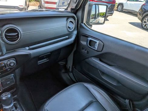 Used 2022 Jeep Wrangler Unlimited Sahara w/ Cold Weather Group AWD/4WD image 18