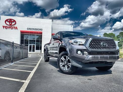Used 2019 Toyota Tacoma TRD Sport AWD/4WD image 2