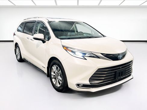Used 2021 Toyota Sienna Platinum AWD/4WD image 3