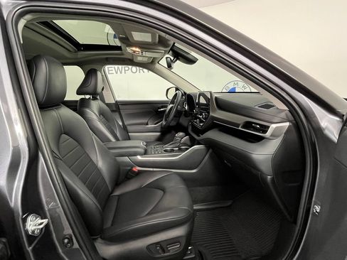Used 2023 Toyota Highlander XLE AWD/4WD image 25