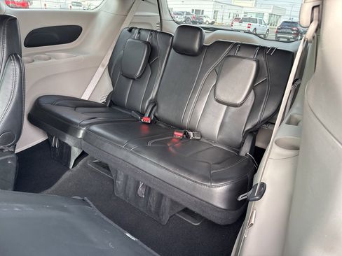Used 2024 Chrysler Pacifica Touring-L image 19