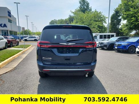 Used 2025 Chrysler Pacifica Select image 7