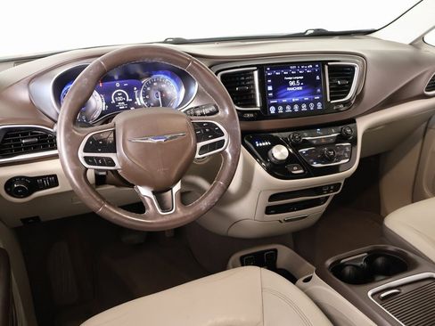 Used 2017 Chrysler Pacifica Touring-L Plus image 2
