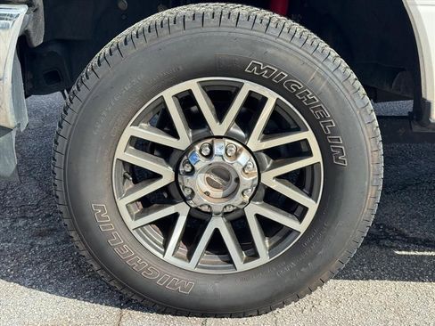 Used 2017 Ford F250 Lariat w/ FX4 Off-Road Package image 9