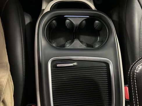 Used 2024 Chrysler Pacifica Touring-L FWD image 18