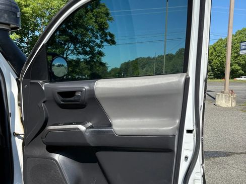 Used 2022 Toyota Tacoma SR5 AWD/4WD image 34