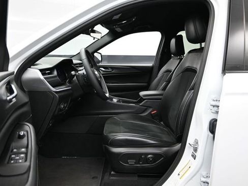 Used 2025 Jeep Grand Cherokee Altitude AWD/4WD image 22