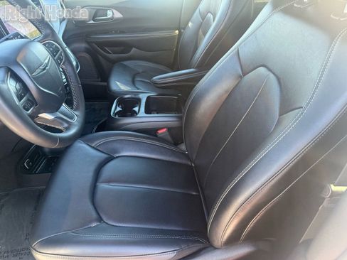 Used 2025 Chrysler Pacifica Select image 13