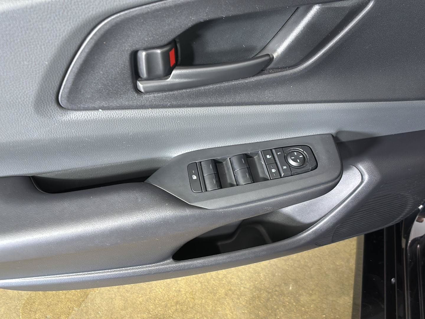 Used 2025 Toyota Prius LE FWD image 27
