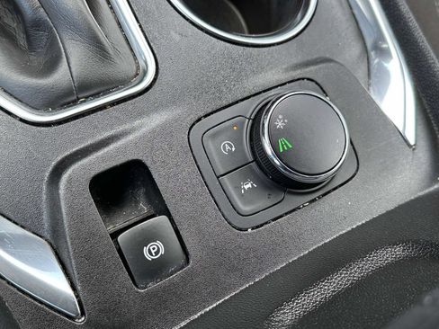 Used 2023 Chevrolet Traverse LT FWD image 29