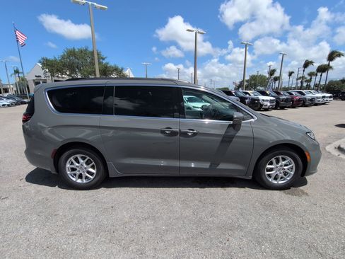 Used 2022 Chrysler Pacifica Touring-L FWD image 4