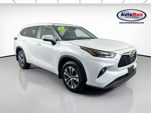 Used 2023 Toyota Highlander XLE AWD/4WD image 1