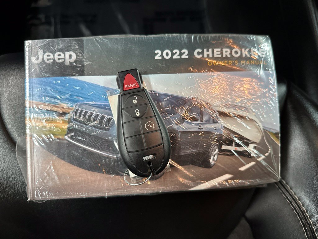 Used 2022 Jeep Cherokee Latitude AWD/4WD image 38