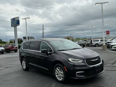 Used 2024 Chrysler Pacifica Touring-L