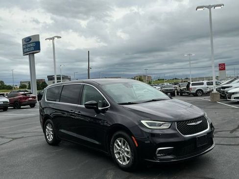 Used 2024 Chrysler Pacifica Touring-L FWD image 1
