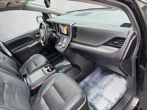 Used 2017 Toyota Sienna SE Premium image 23