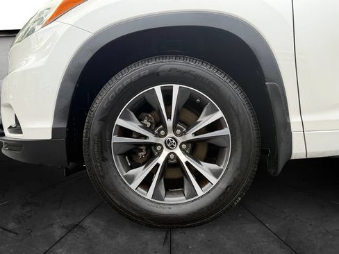 Used 2016 Toyota Highlander XLE AWD/4WD image 14