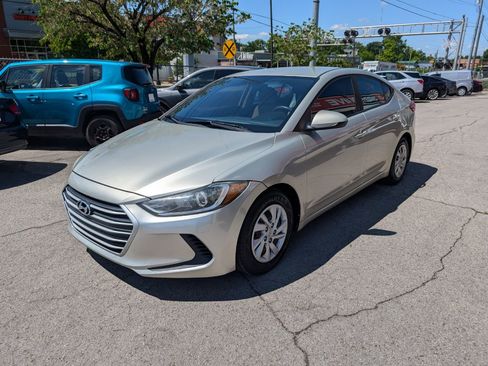 Used 2017 Hyundai Elantra SE FWD image 3