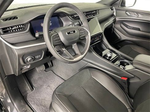 New 2025 Jeep Grand Cherokee 4WD image 2