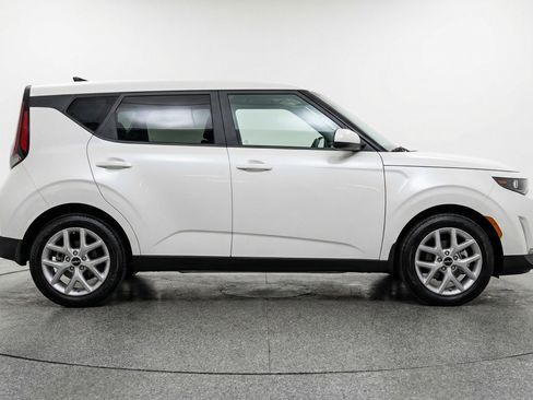 Used 2025 Kia Soul LX w/ LX Technology Package image 11