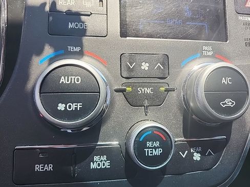 Used 2017 Toyota Sienna SE Premium FWD image 6
