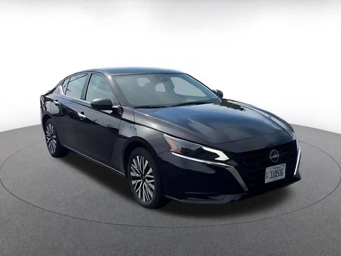 Used 2025 Nissan Altima 2.5 SV FWD image 3