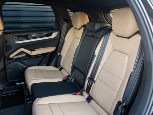 Certified 2025 Porsche Cayenne image 33