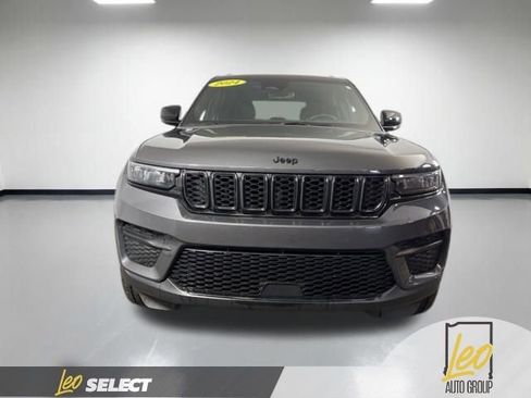 Used 2024 Jeep Grand Cherokee Altitude AWD/4WD image 2
