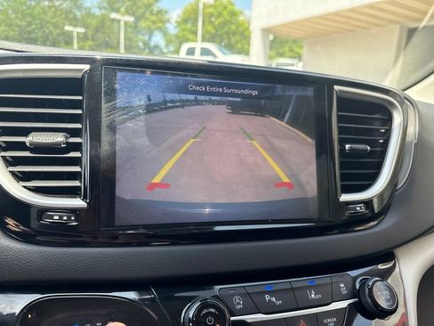 Used 2023 Chrysler Pacifica Touring-L FWD image 45