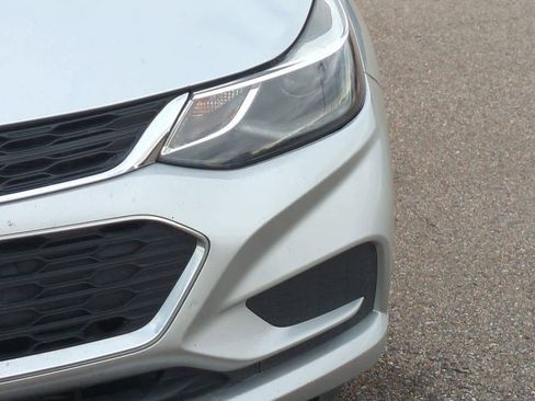 Used 2018 Chevrolet Cruze LT w/ Convenience Package image 10