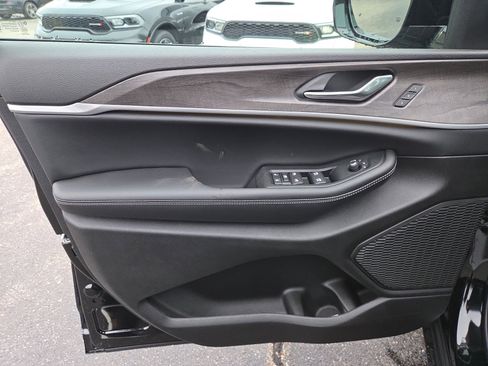 New 2025 Jeep Grand Cherokee L Limited w/ Trailer Tow Package image 5