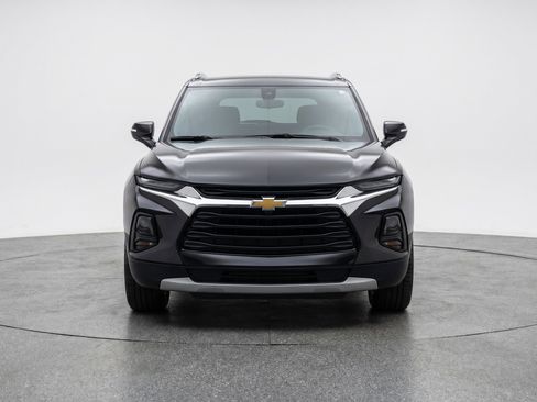 Used 2025 Chevrolet Blazer LT FWD image 2