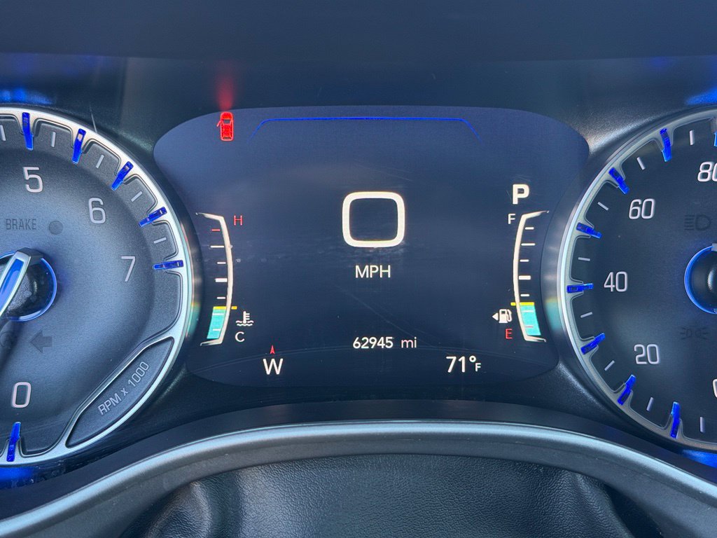Used 2025 Chrysler Pacifica Select FWD image 2