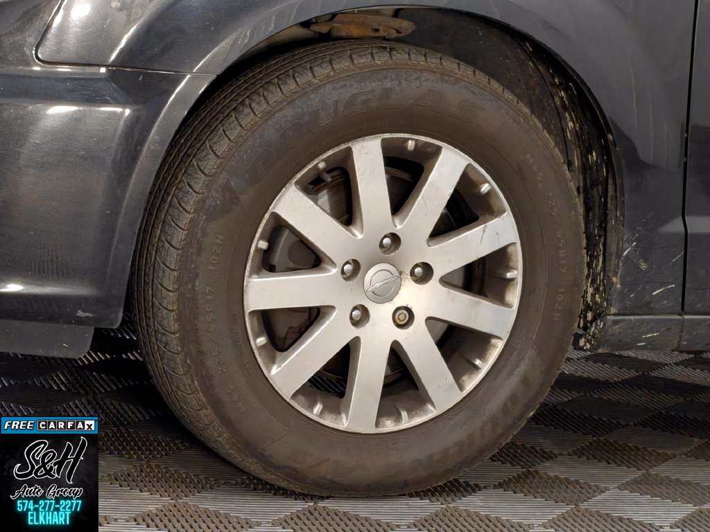 Used 2013 Chrysler Town & Country Touring FWD image 18