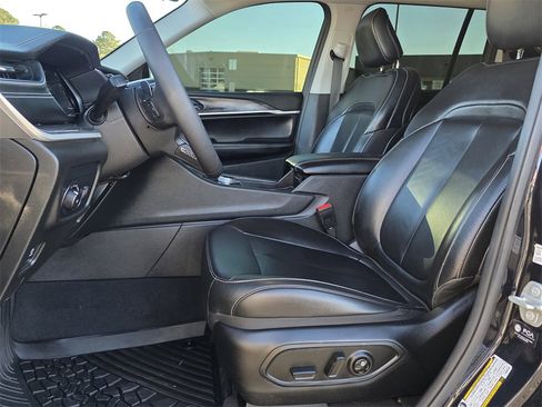 Used 2023 Jeep Grand Cherokee Limited image 10